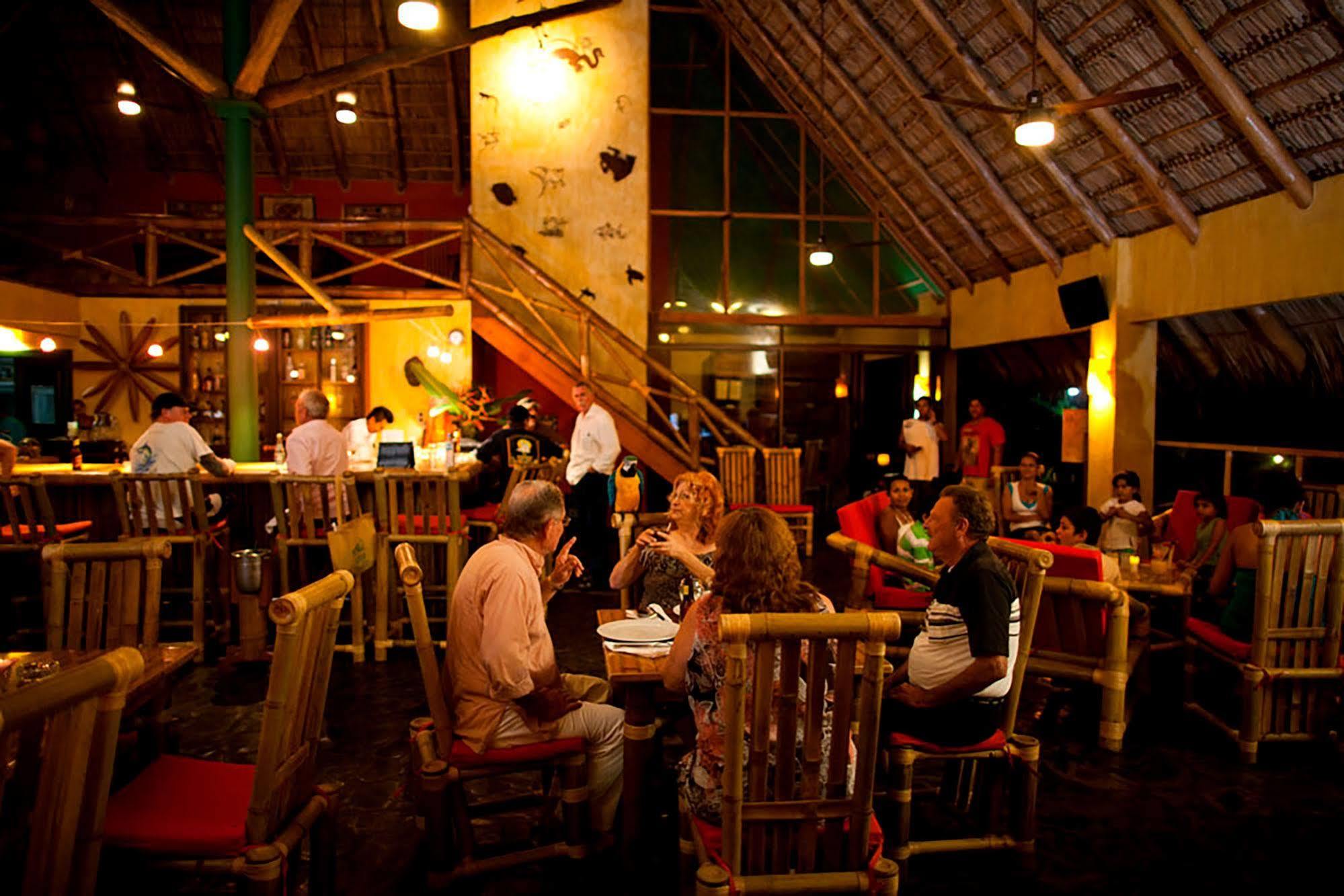 Clandestino Beach Resort Parrita Restaurant photo